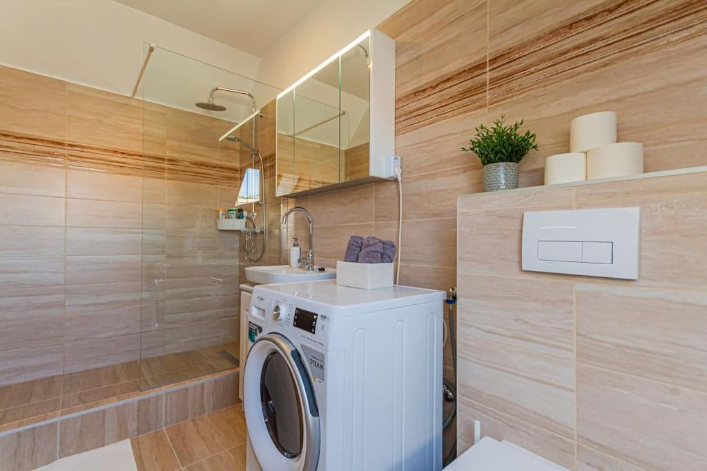 Roomy Apartment 80Sqm At City Center Free Parking Space, Ac & Balcony, Separate Ac In All Four Rooms Budapest Exterior photo