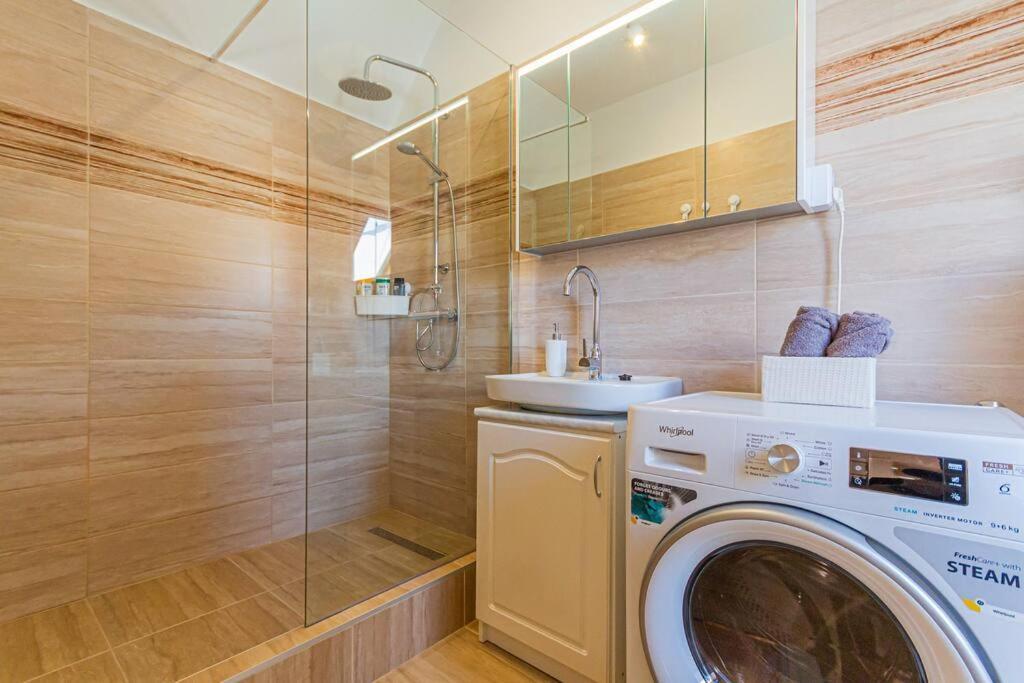 Roomy Apartment 80Sqm At City Center Free Parking Space, Ac & Balcony, Separate Ac In All Four Rooms Budapest Exterior photo