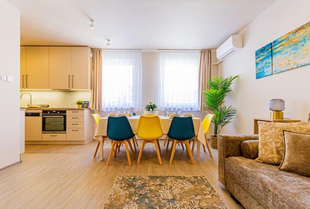 Roomy Apartment 80Sqm At City Center Free Parking Space, Ac & Balcony Budapest Exterior photo